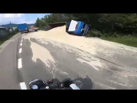 VIDEO Un TIR plin cu rumeguș s-a răsturnat pe DN17 și a blocat circulația
