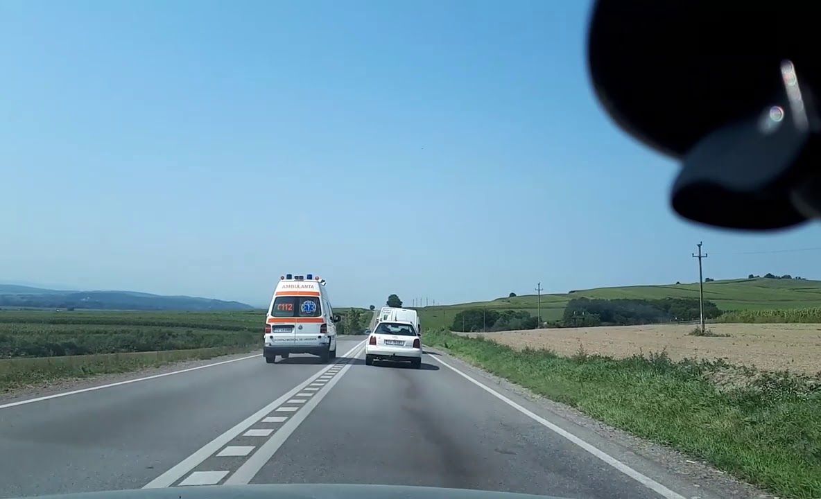 VIDEO Ambulanță fără sirenă și girofar, manevre periculoase în trafic