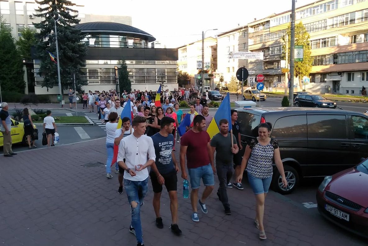 VIDEO Cinci sute de persoane participă la un protest spontan, în Suceava