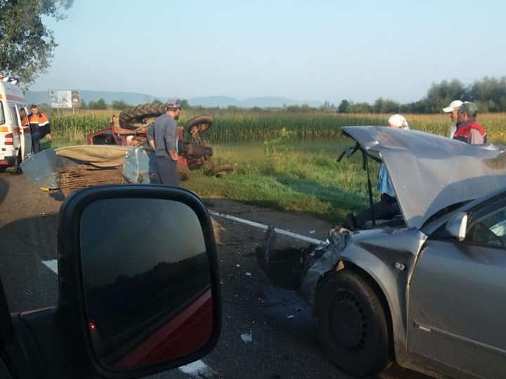 Coliziune între un tractor și un autoturism FOTO