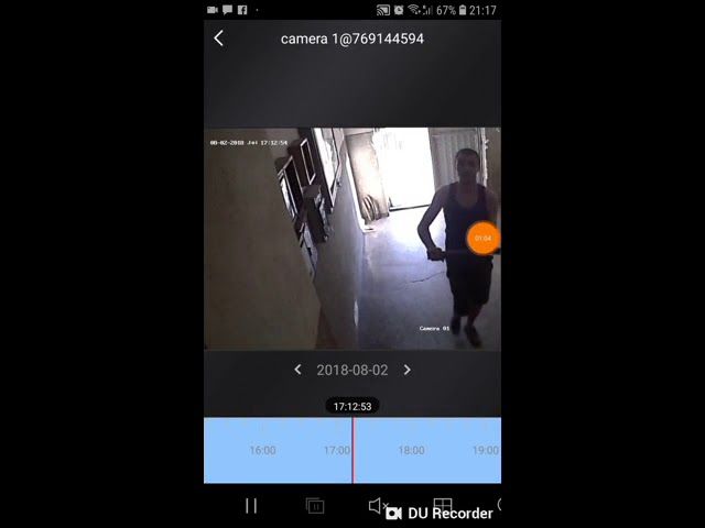 Indivizi filmați în timp ce distrug cu bâtele camerele video de supraveghere ale unui bloc VIDEO