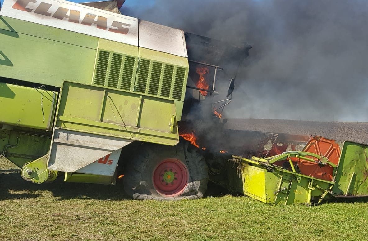 FOTO. O combină agricolă a fost cuprinsă de flăcări, la Forăști