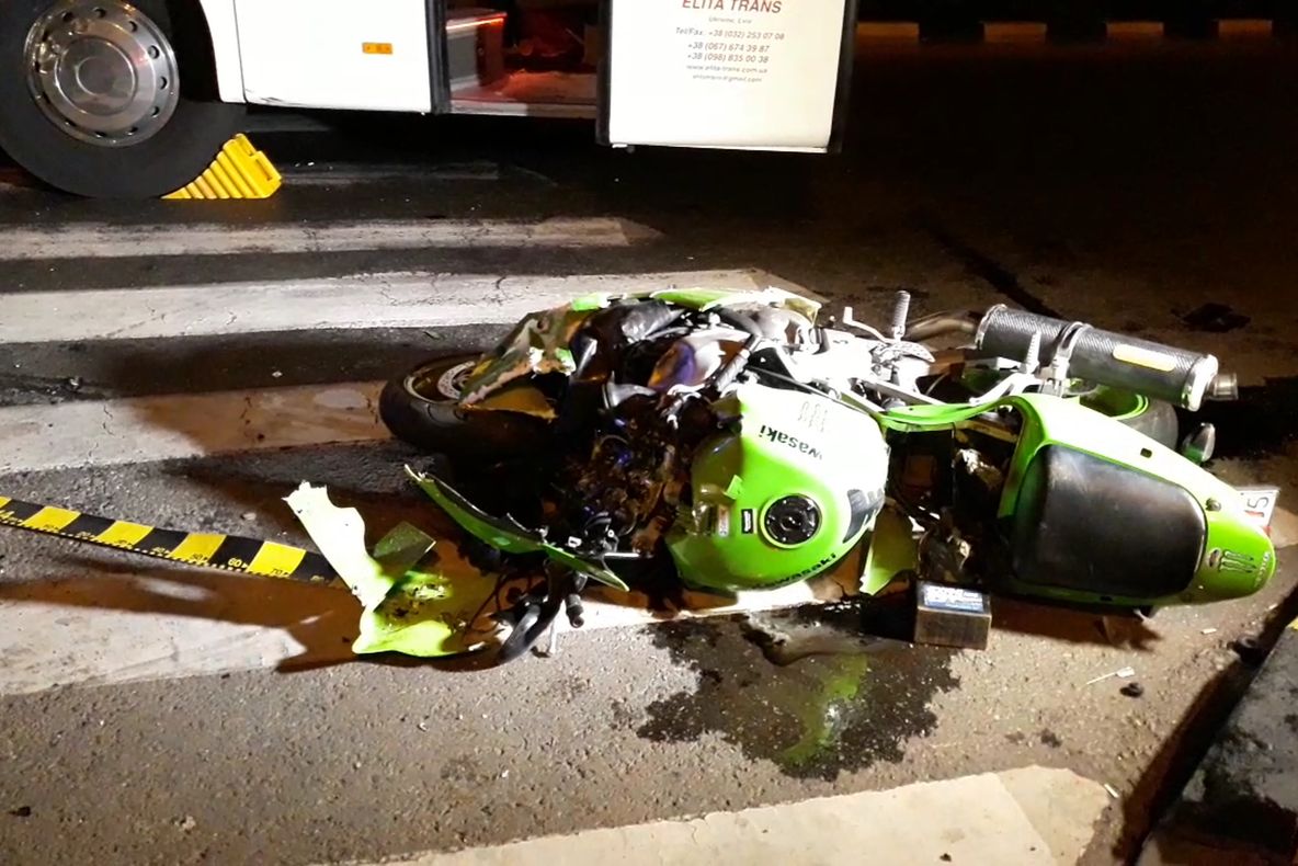 Accident grav în municipiul Suceava. Două persoane aflate pe o motocicletă și-au pierdut viața după coliziunea cu un autocar VIDEO