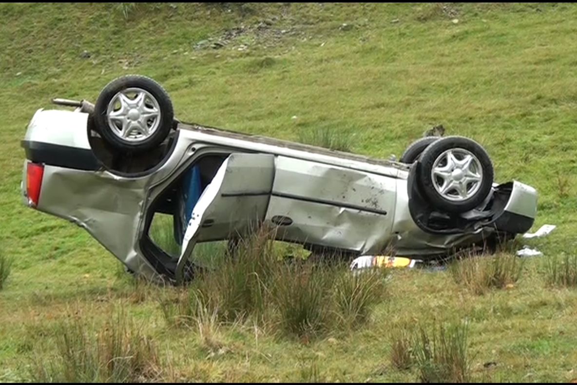 Două persoane au fost rănite după ce mașina în care se aflau s-a răsturnat pe un câmp, la Ilișești FOTO