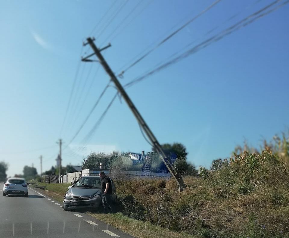 Un șofer a provocat un accident cu două victime și a părăsit locul faptei, la Cumpărătura FOTO