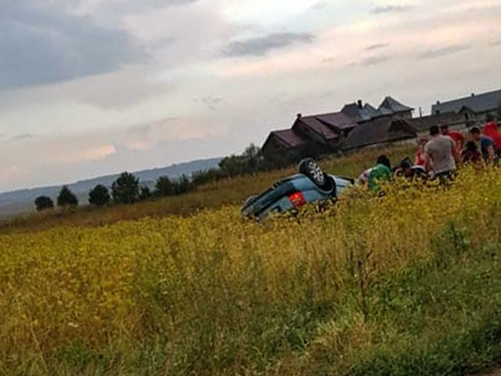 FOTO O mașină în care se aflau patru copii și mama lor s-a răsturnat la Milișăuți
