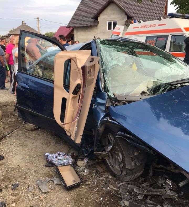 FOTO. Șofer încarcerat, după ce a intrat cu mașina într-un podeț