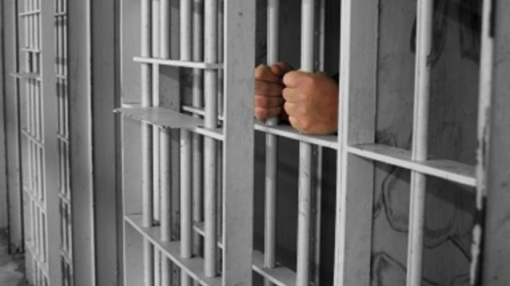 Un tânăr a fost arestat preventiv după ce a tâlhărit un taximetrist