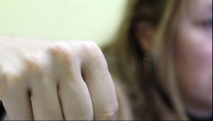 Femeie de 44 de ani din Voievodeasa, batută de două tinere