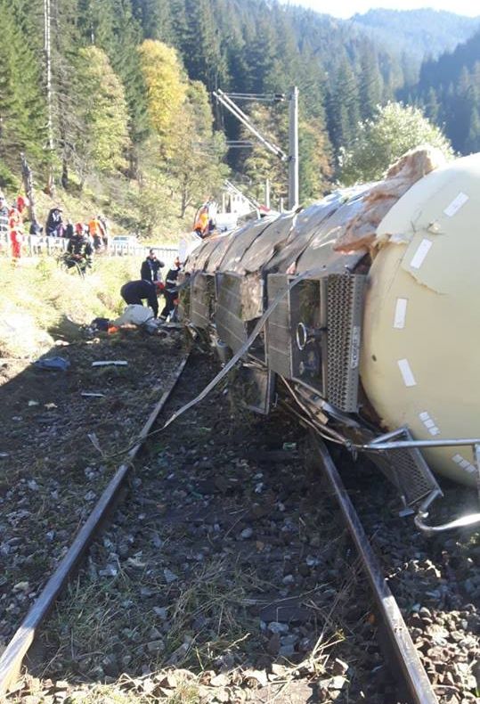 Autocisternă răsturnată pe calea ferată, la Iacobeni. Traficul feroviar este blocat FOTO