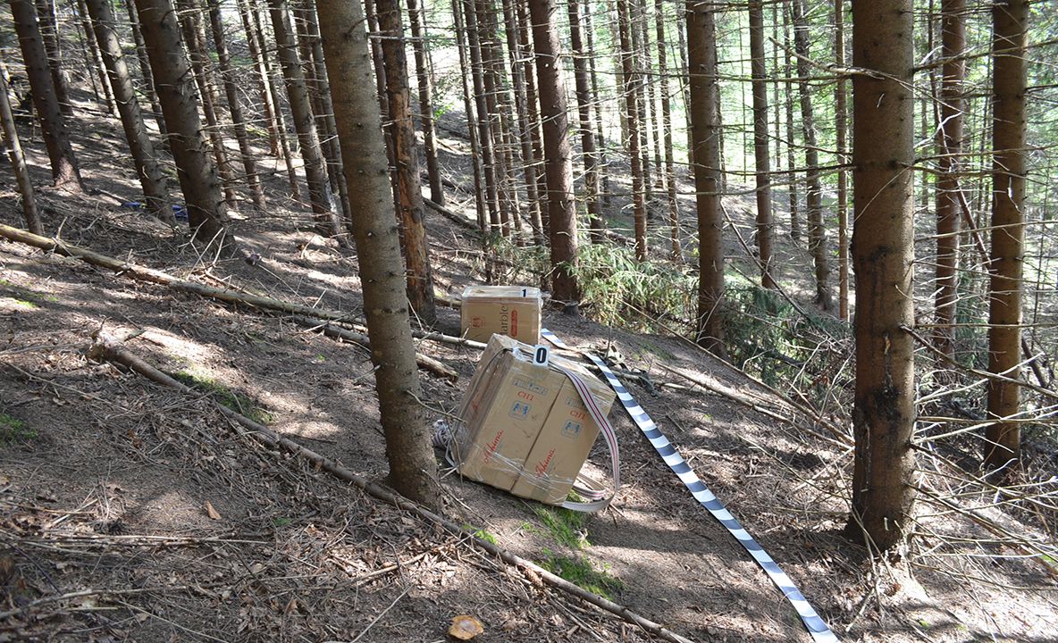 FOTO Doi contrabandiști suprinși în flagrant au fugit peste granița cu Ucraina