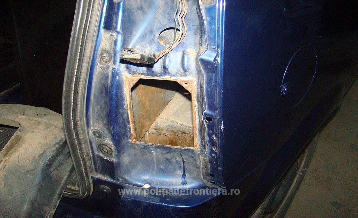 FOTO Țigări găsite ascunse în stopurile unei mașini, în Vama Siret
