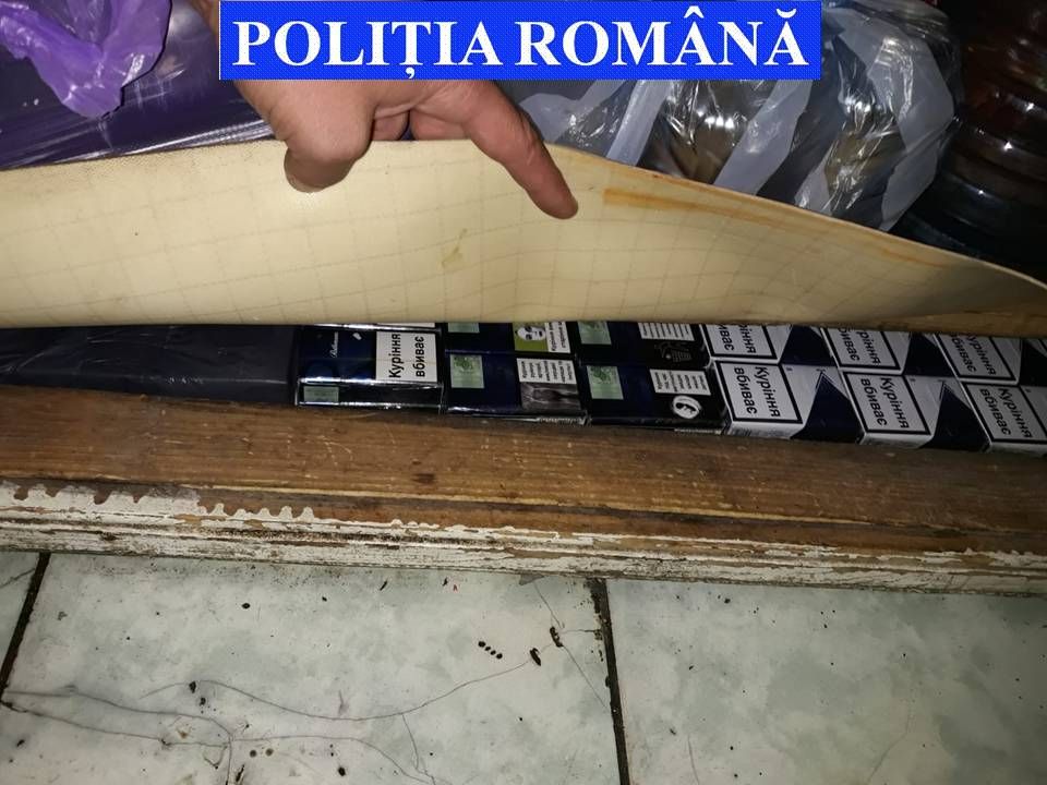 FOTO Țigări de contrabandă ascunse sub gresie și în tapițerii, în magazine din Suceava