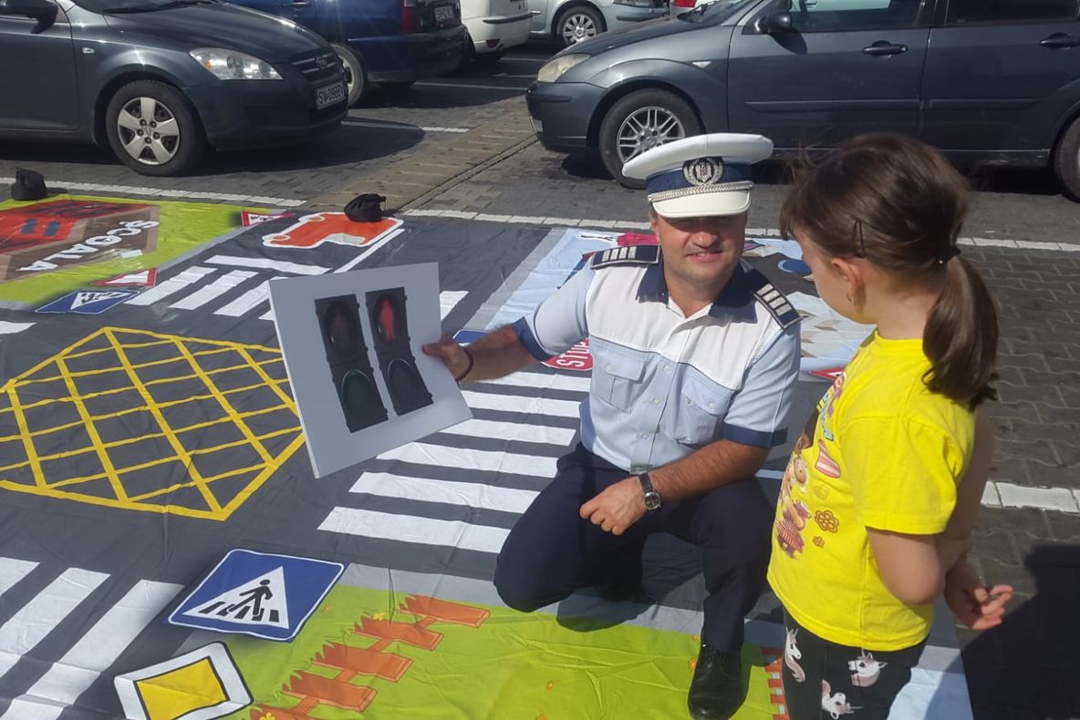 FOTO Reguli rutiere predate copiilor în parcările magazinelor din Suceava