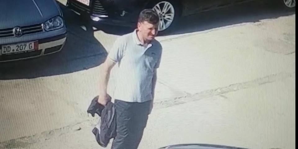 Bărbat filmat de camera de supraveghere în timp ce fură dintr-un autoturism VIDEO