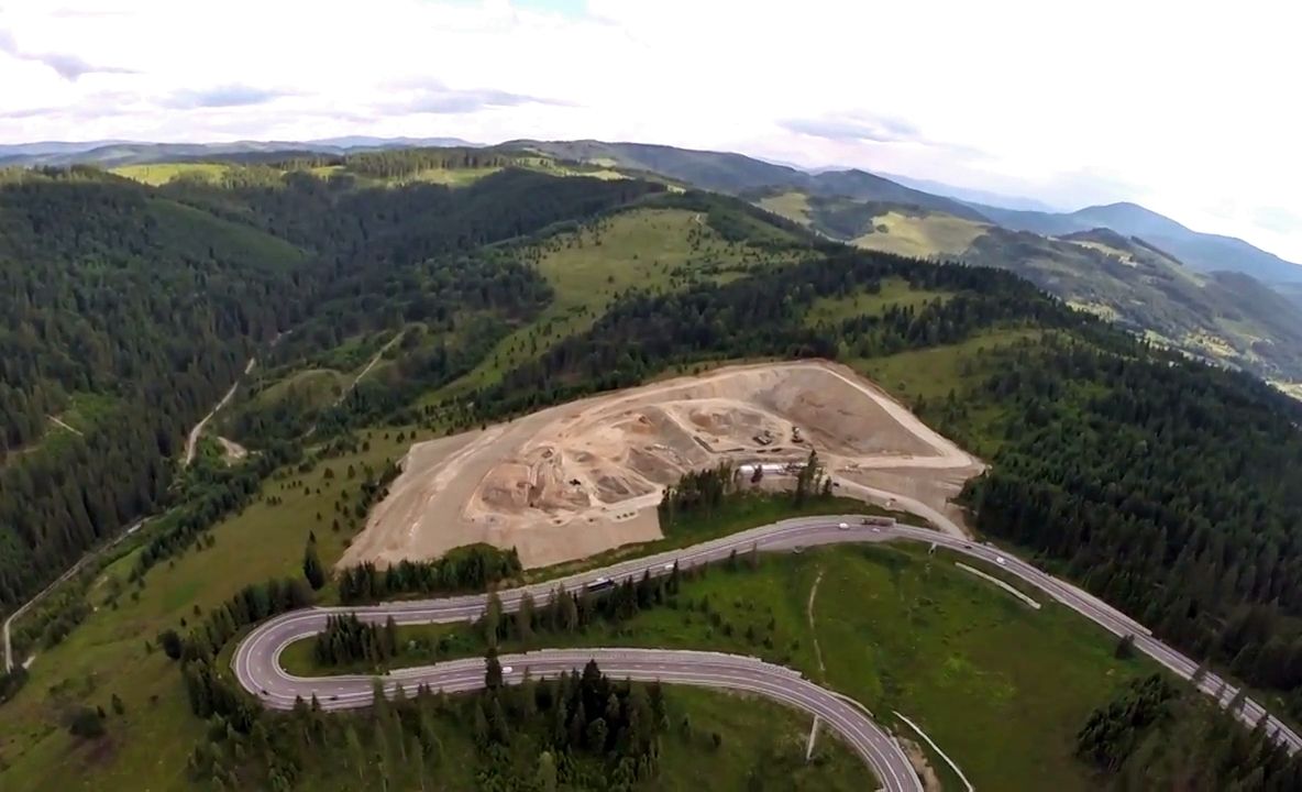 Tribunalul Suceava a suspendat autorizația de construire a gropii de gunoi din vârful Pasului Mesecăniș