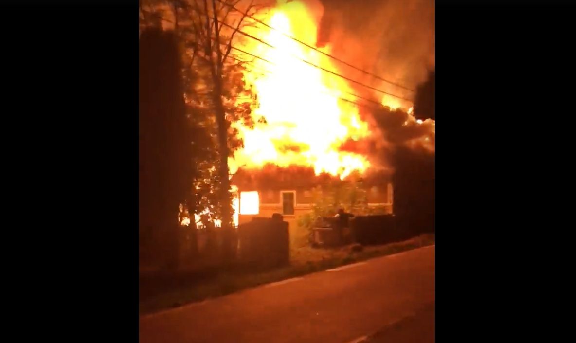 VIDEO Incendiu violent la casa cântăreței Laura Lavric