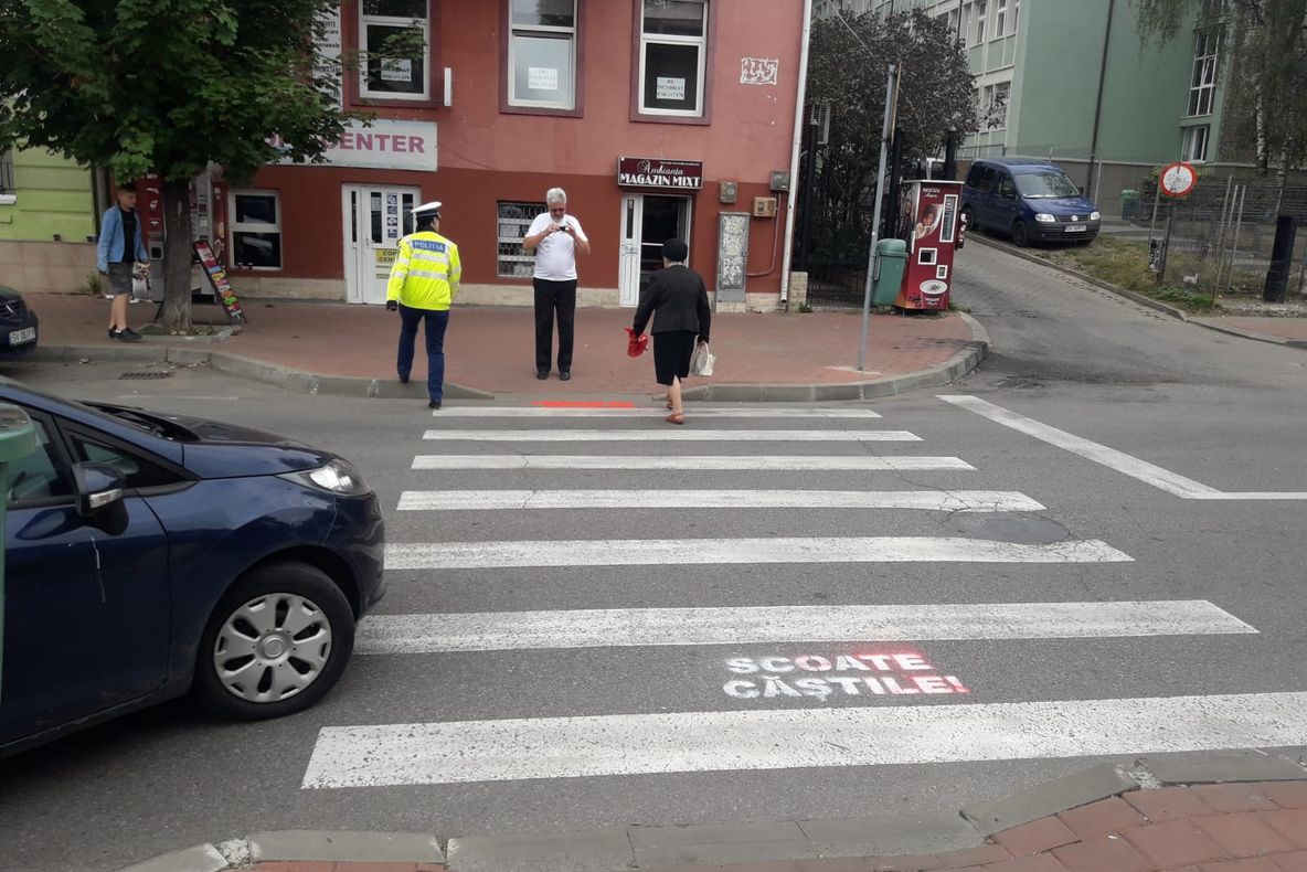 FOTO Mesaje de atenționare pe trecerile de pietoni de lângă școlile din Suceava