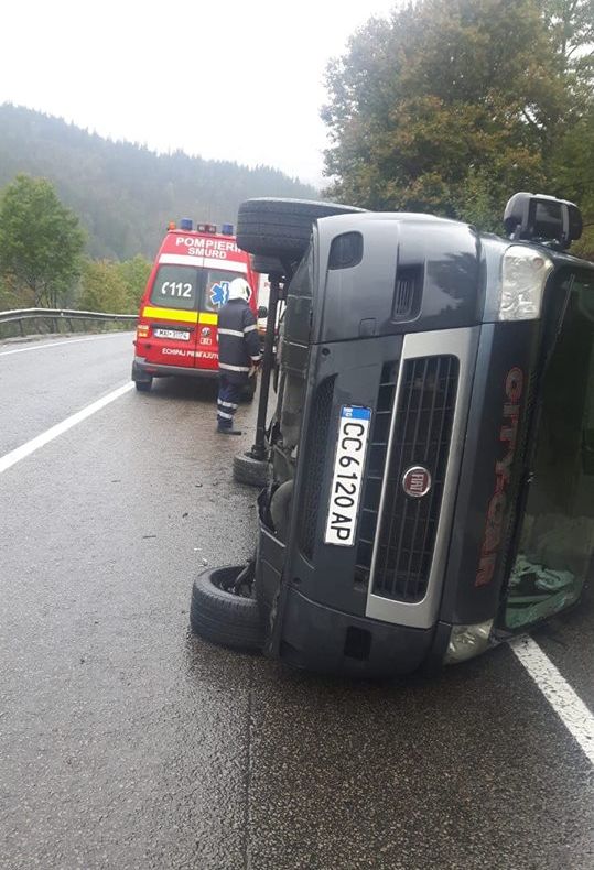 FOTO.Un microbuz cu nouă persoane s-a răsturnat pe raza localității Argestru