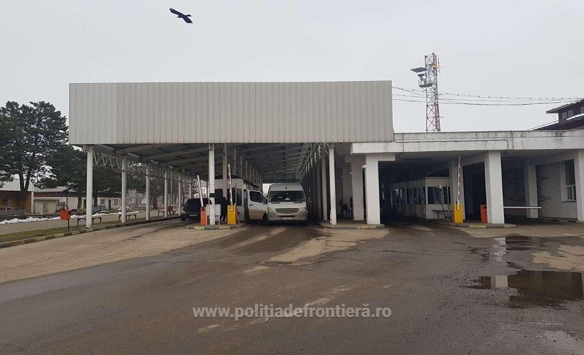 Parfumuri contrafăcute, în valoare de 26.900 lei, depistate în Vama Siret