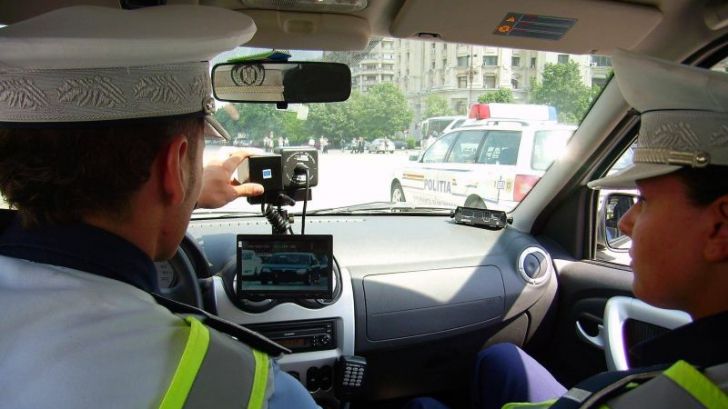 Un tânăr fără permis de conducere a fost prins gonind cu peste 150 kilometri la ora prin localitate