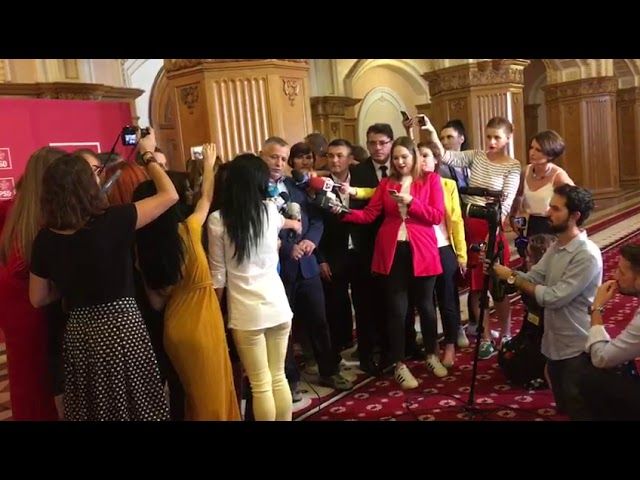 Trei persoane și-au pierdut viața după ce mașina în care se aflau s-a izbit violent de un stâlp și un copac, după care s-a răsturnat VIDEO