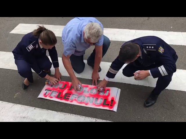 FOTO VIDEO Elevii ignoră marcajele de avertizare de pe trecerile de pietoni