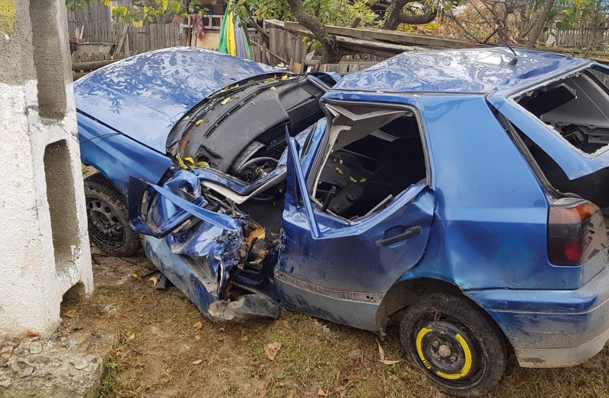 Accident grav pe raza localității Slatina, unde o mașină a intrat într-un stâlp. Un tânăr de 17 ani și-a pierdut viața FOTO VIDEO