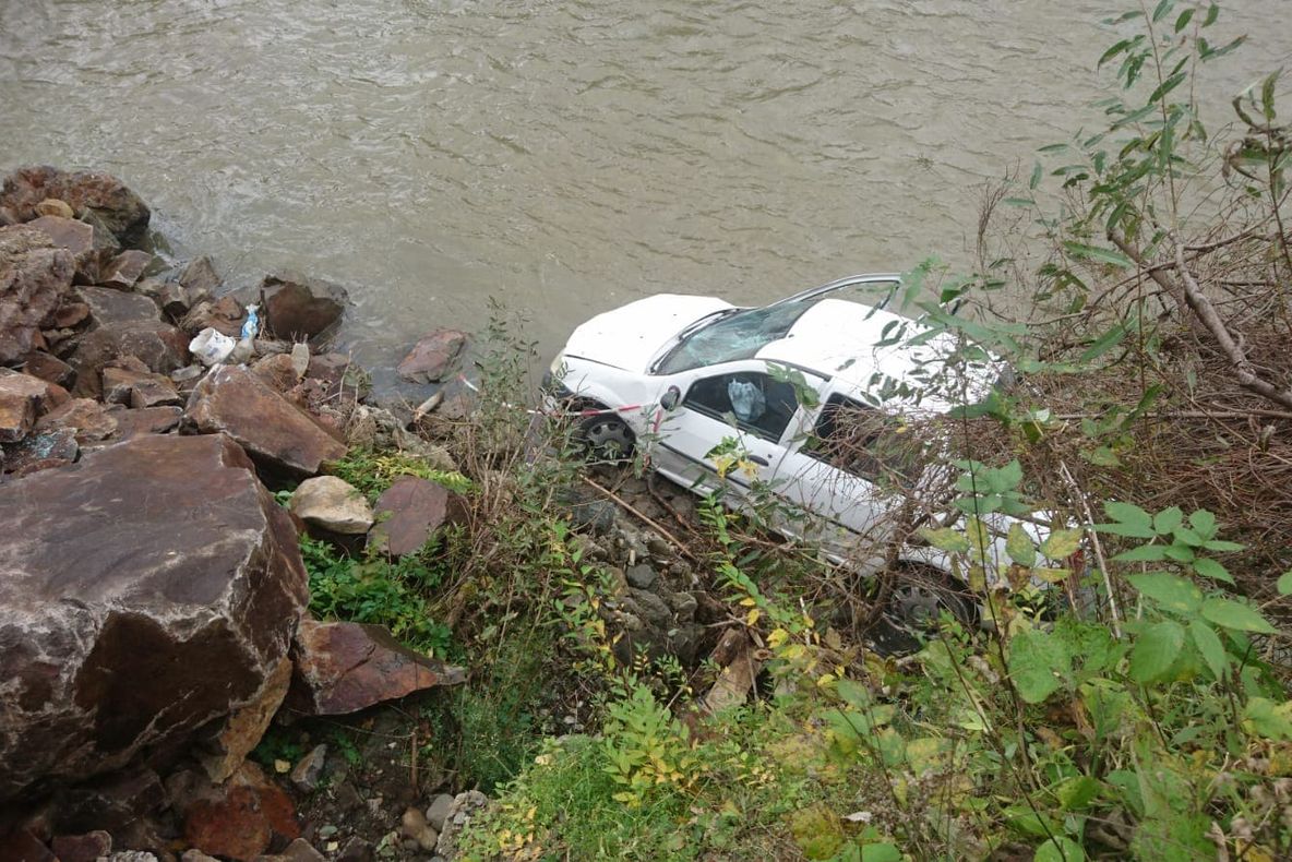 Două persoane au plonjat cu mașina în râul Bistrița FOTO