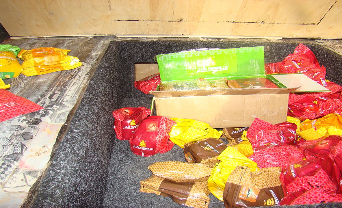 P.T.F. Siret. Peste 200 kg tutun pentru narghilea, descoperite ascunse într-un microbuz FOTO