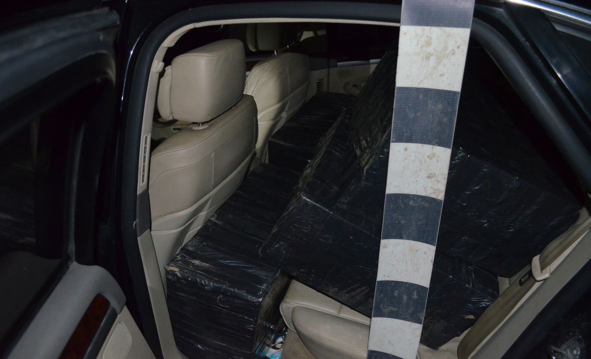 Autoturism cu țigări de contrabandă, abandonat după o urmărire în trafic FOTO