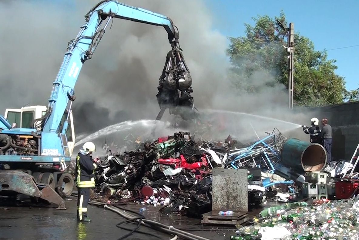 Incendiul la depozitul de fier vechi din Burdujeni ar fi fost pus intenționat VIDEO