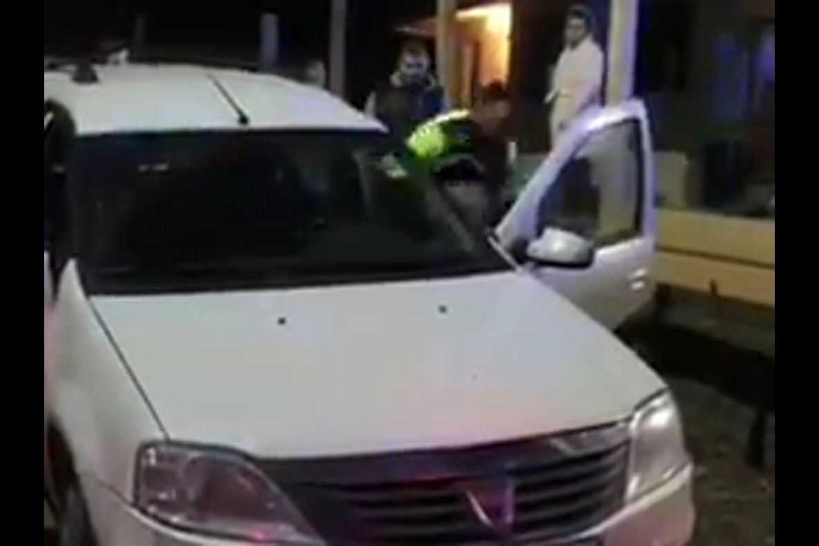 Un tânăr a blocat cu mașina o stradă din Ipotești. A fost scos cu forța de polițiști din vehicul VIDEO