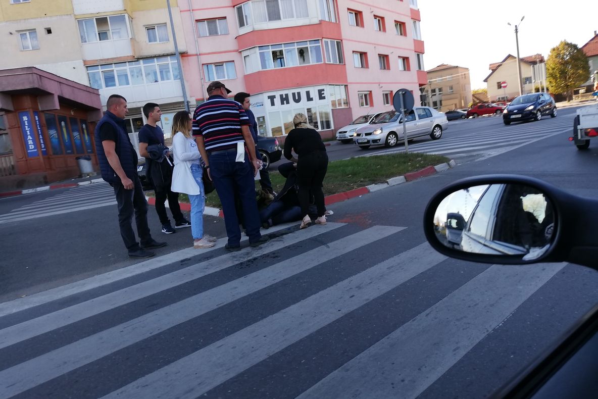 O femeie a ajuns la spital după ce a fost lovită de o mașină pe trecerea de pietoni