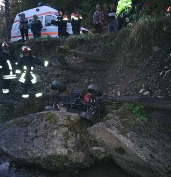 Bătrân strivit sub un ATV, după ce a căzut într-o râpă FOTO