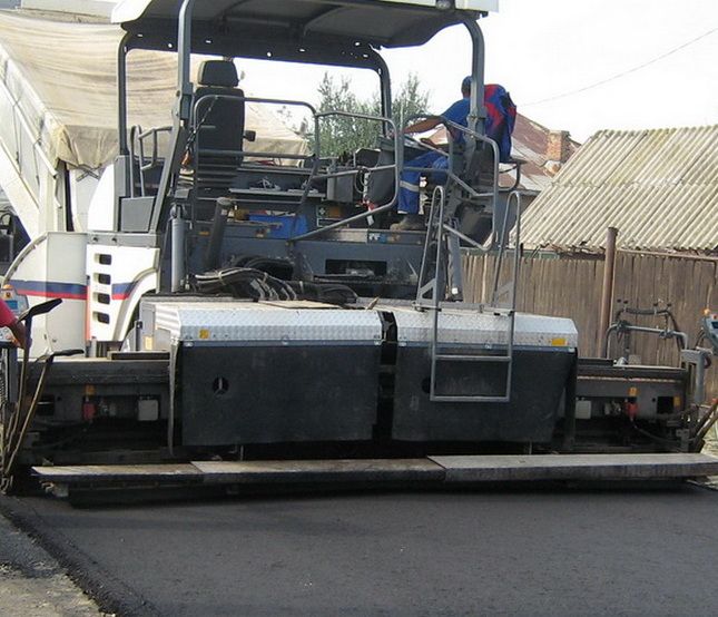 Un muncitor ce lucra la asfaltarea unui drum din Rădășeni a distrus cu utilajul gardul unui localnic