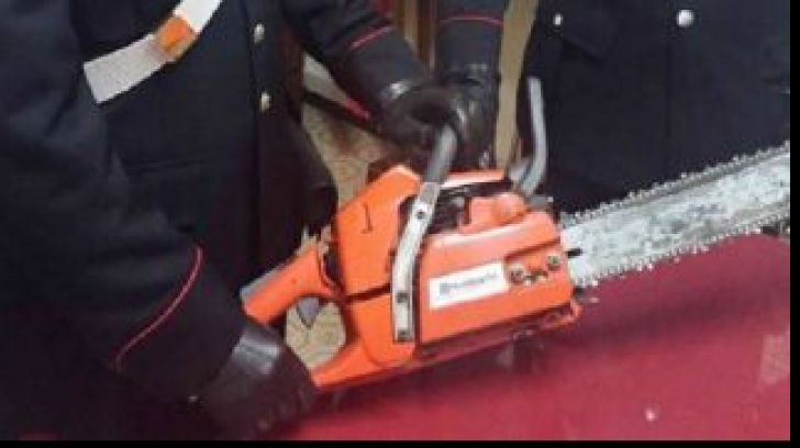 Un copil de zece ani a ajuns la spital după ce fratele mai mare l-a tăiat din greșeală cu drujba