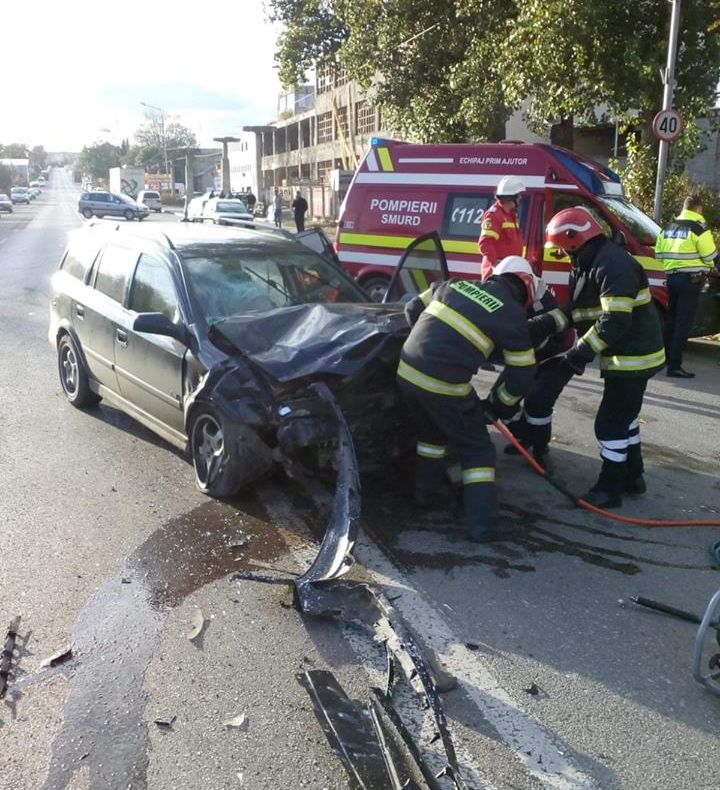 O persoană a rămas încarcerată în urma coliziunii dintre două autoturisme FOTO