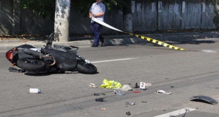 Un tânăr fără permis și-a pierdut viața după ce a intrat cu mopedul într-o căruță