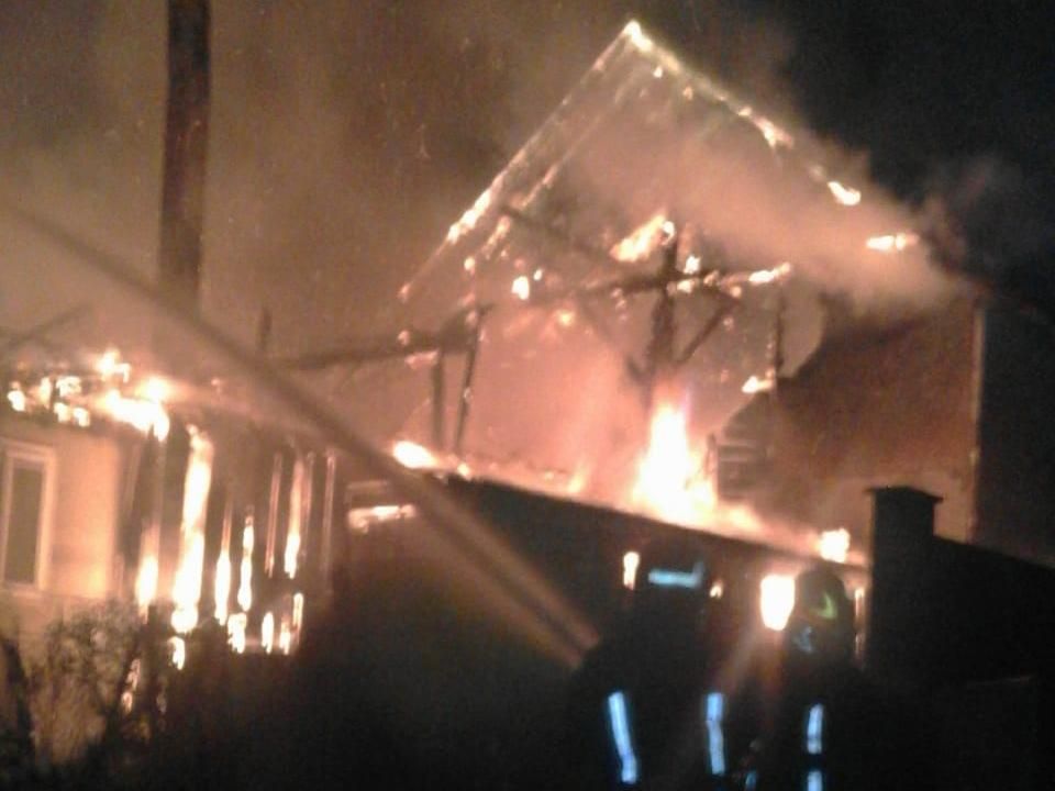 Incendiu provocat intenționat într-o gospodărie din orașul Cajvana VIDEO