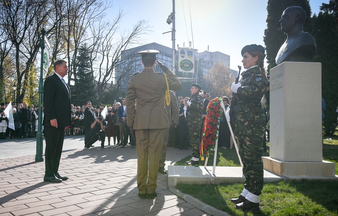 FOTO Președintele Klaus Iohannis a oferit Drapelul Național Cetății de Scaun a Sucevei