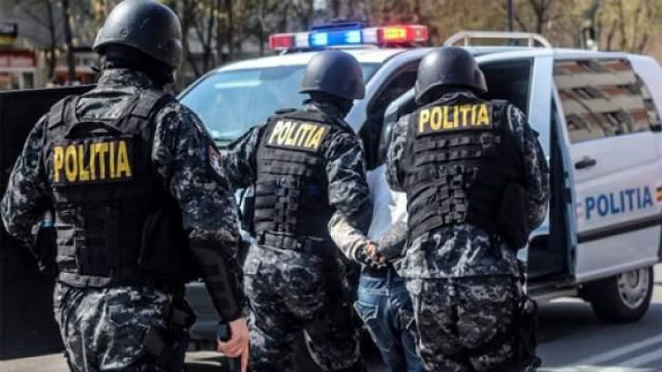 Un bărbat a înjunghiat o persoană în apropierea unui magazin. A fost găsit de polițiști în podul casei părintești