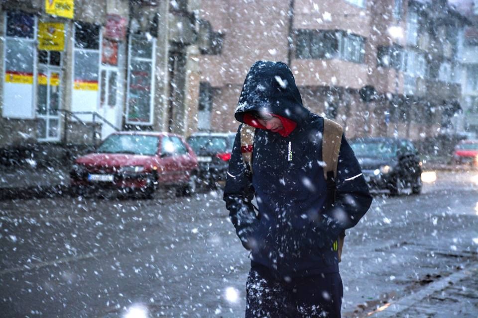 Ploaie cu gheață în municipiul Suceava, ninsoare la Vatra Dornei VIDEO