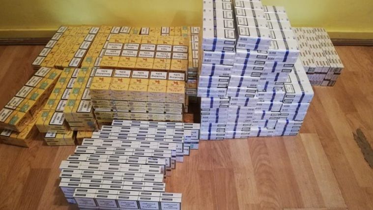 Pachete de țigări de contrabandă, ascunse în pereții unui microbuz FOTO