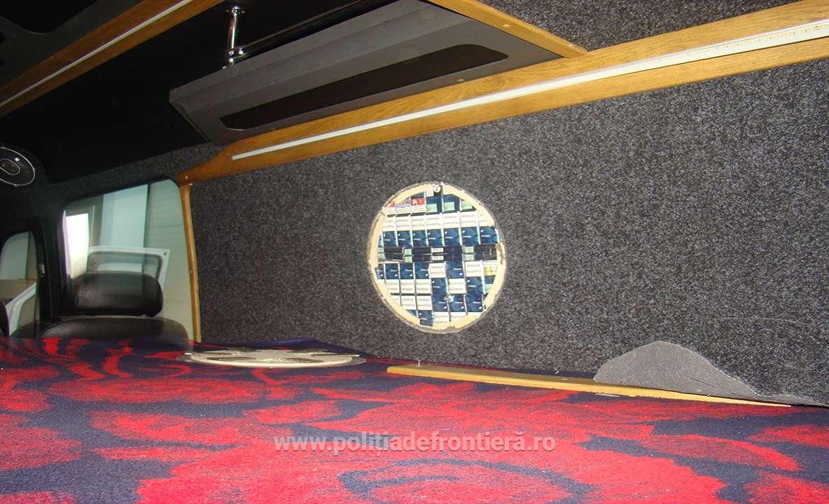 Țigări găsite ascunse în pereții unui microbuz, în Vama Siret