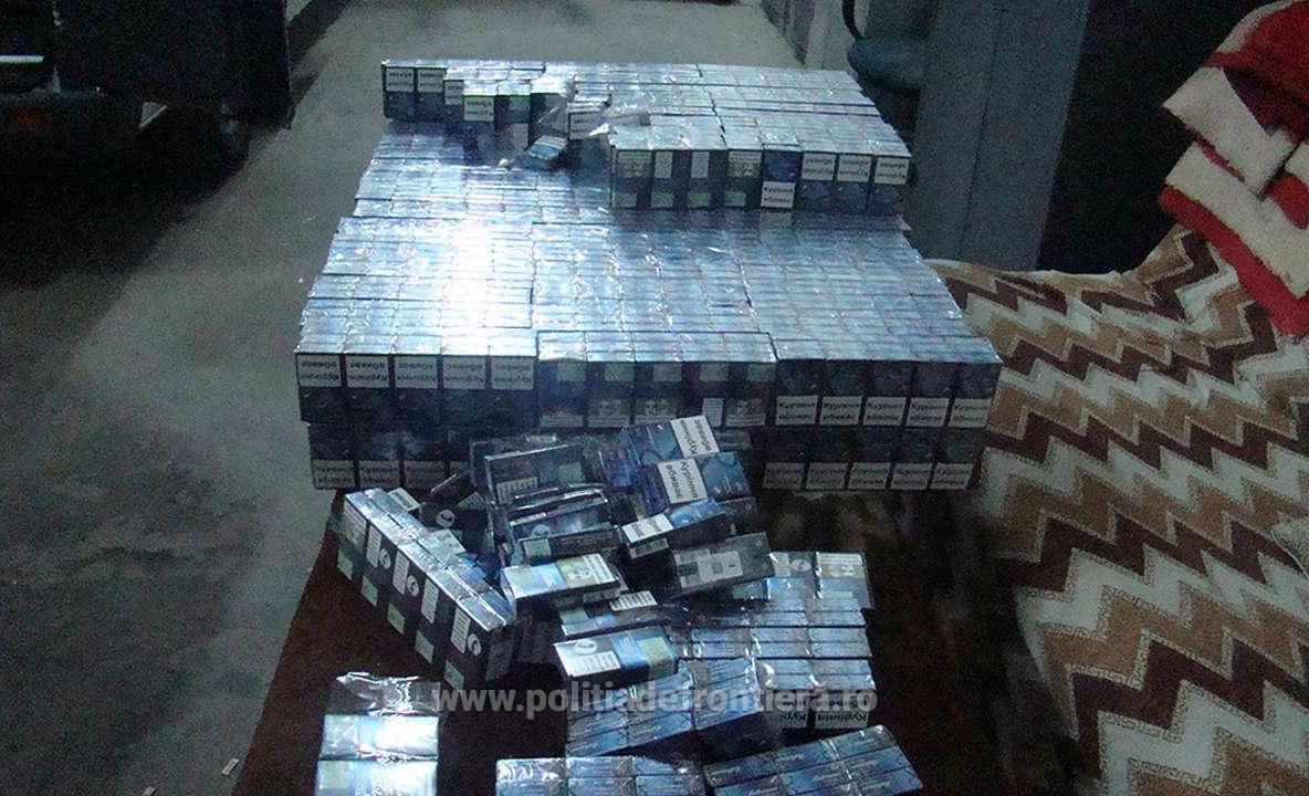 Microbuz și opt mii de pachete de țigări, abandondate lângă fâșia verde