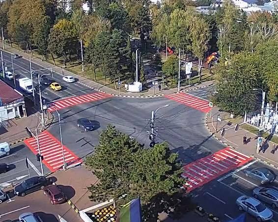 FOTO 22 de treceri de pietoni, vopsite în alb și roșu pe bulevardul principal al Sucevei