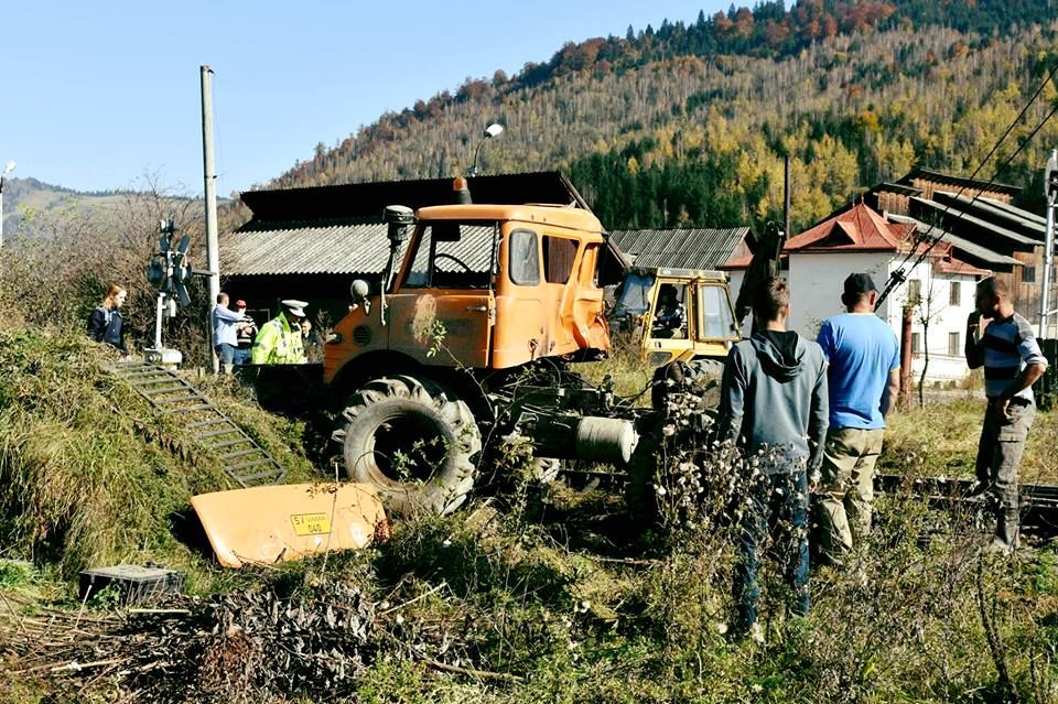 FOTO. Accident feroviar pe raza localității Vama. Două persoane au fost rănite după ce un tren a lovit un utilaj forestier
