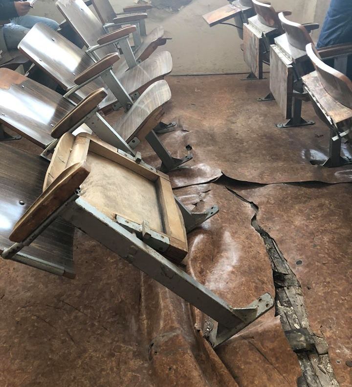 Un tânăr a ajuns cu mașina într-un stâlp în timp ce era urmărit de polițiști FOTO