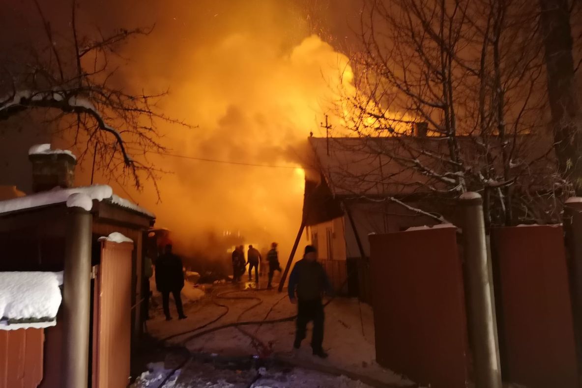 Incendiu în localitatea Măneuți. O gospodărie a fost cuprinsă de flăcări FOTO